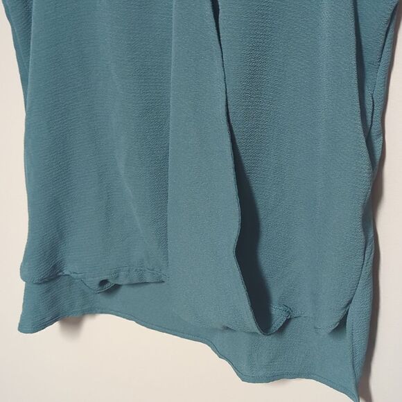 NWT Olive and Oak Green V Neck Sleeveless Blouse - Picture 3 of 4